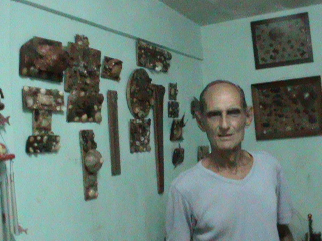  Anselmo Cancio Olivera, alias Lupe, uno de los "locos" más creativos de Jaimanitas. /Foto: Francisco Correa. ADN CUBA